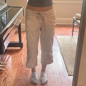 VINTAGE ROOTS- Low Rise Beige Cargo Capri Pants